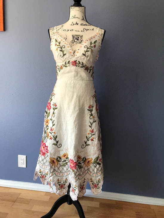 FARM Rio Dresses & Skirts - Embroidered Farm Rio Midi Dress Size S